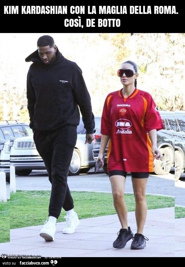 Kim kardashian con la maglia della roma. Così, de botto