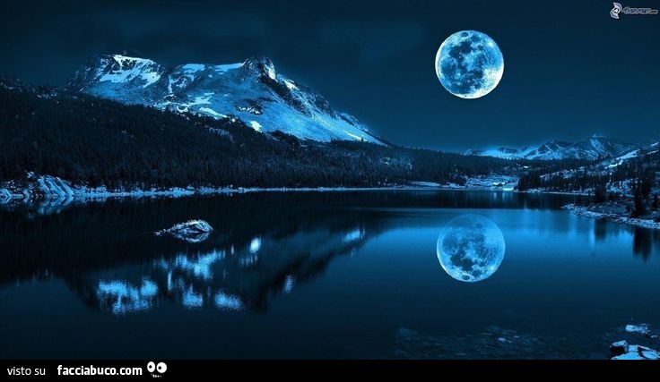 Luna si specchia sul lago invernale