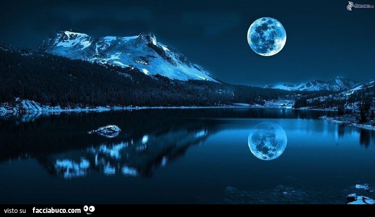 Luna si specchia sul lago invernale