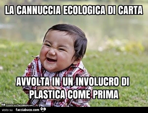 La cannuccia ecologica di carta avvolta in un involucro di plastica come prima