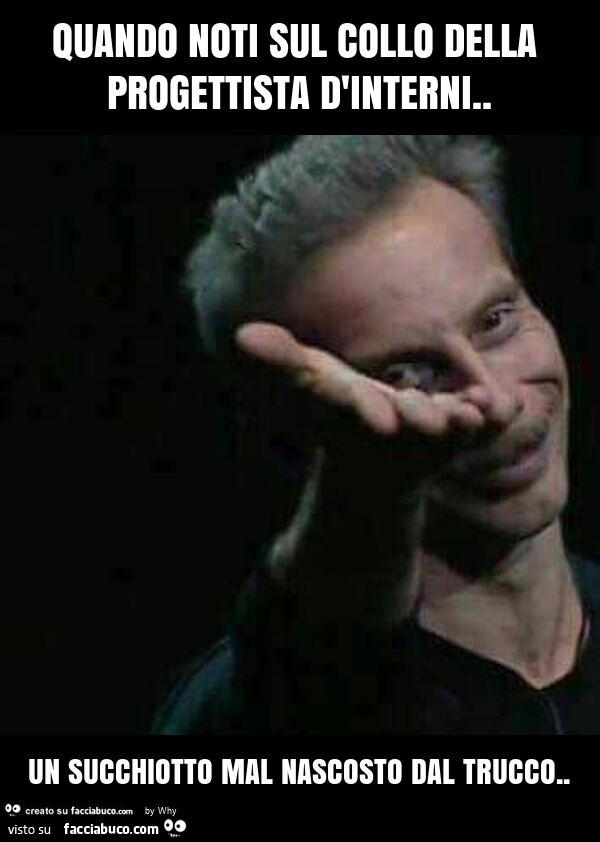 Quando noti sul collo della progettista d'interni. Un succhiotto mal nascosto dal trucco