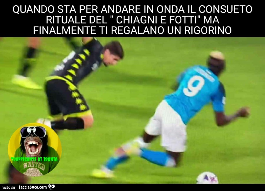 Quando sta per andare in onda il consueto rituale del chiagni e fotti