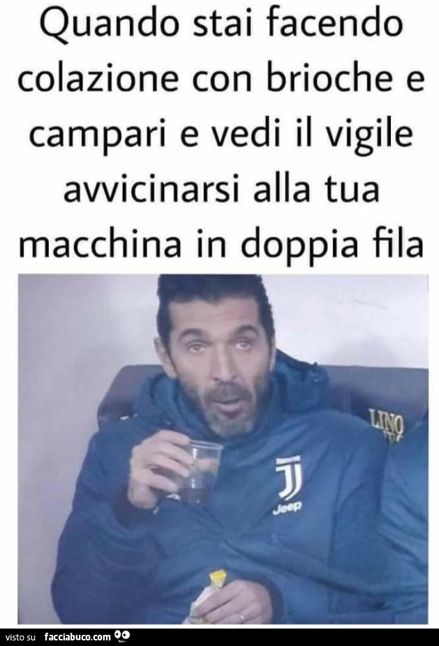 Quando stai facendo colazione con brioche e campari