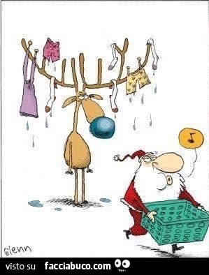 Babbo Natale stende il bucato sulle corna della renna
