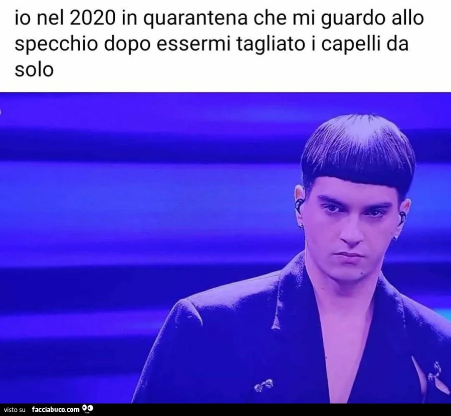 Io nel 2020 in quarantena che mi guardo allo specchio dopo essermi tagliato i capelli da solo