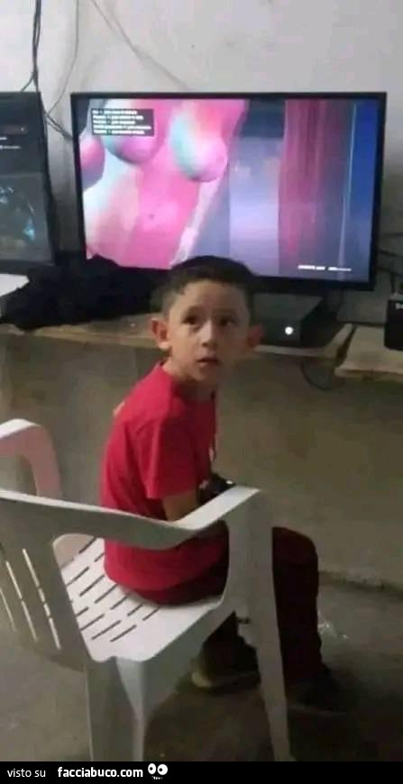 Bambino sorpreso a guardare tette in tv