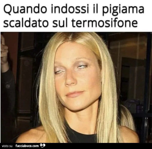 Quando indossi il pigiama scaldato sul termosifone