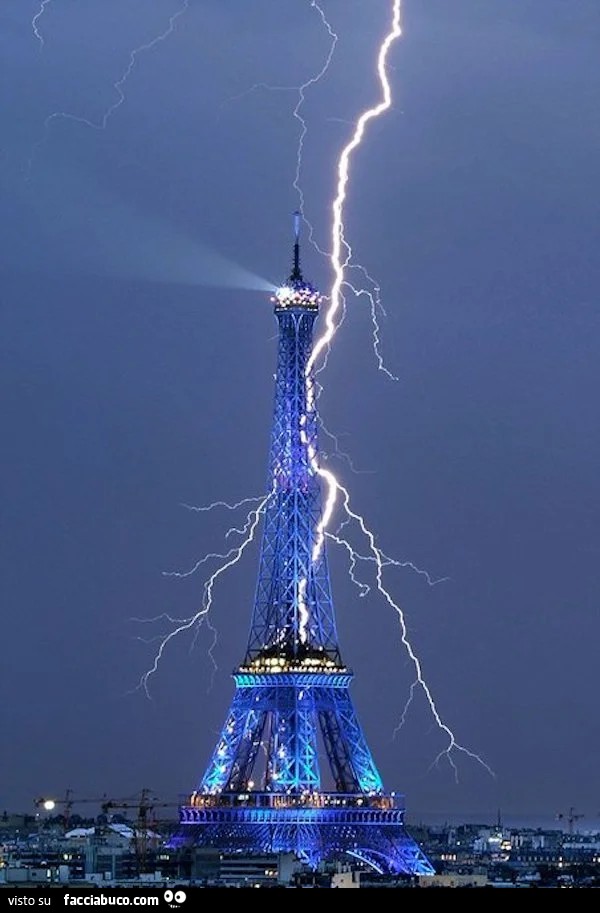 Torre Eiffel… fulminata