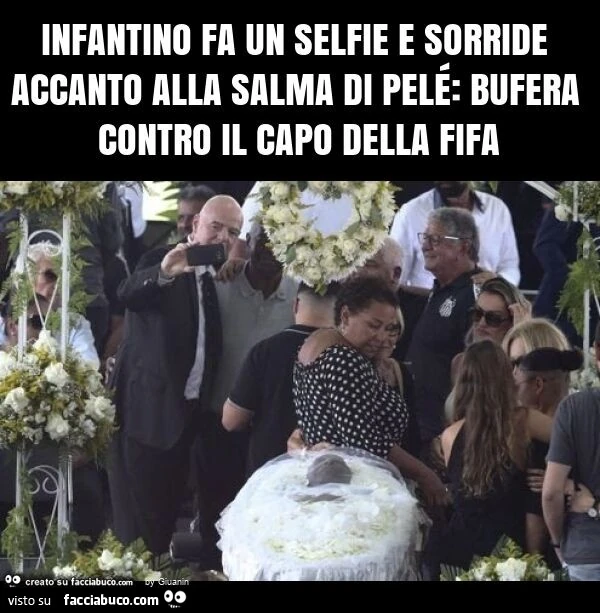 Infantino fa un selfie e sorride accanto alla salma di pelé: bufera contro il capo della fifa