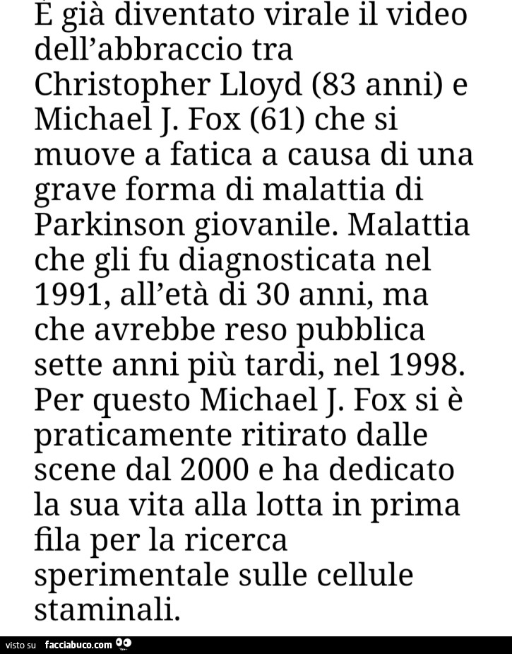 E già diventato virale il video dell'abbraccio tra Christopher Lloyd 83 anni e Michael j. Fox 61 che si muove a fatica a causa di una grave forma di malattia di parkinson giovanile