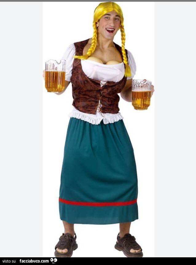 Uomo vestito da donna con due boccali di birra