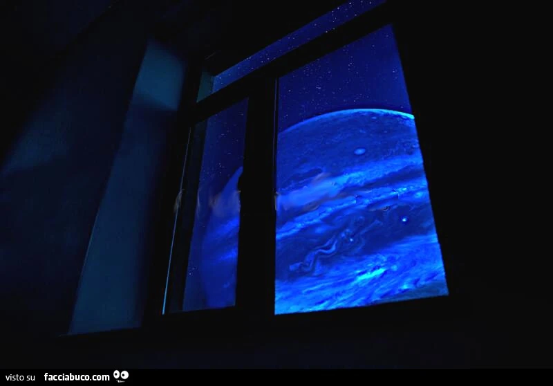 Luce-di-luna-all'interno-della-stanza-buia. La-notte-vista-dalla-finestra