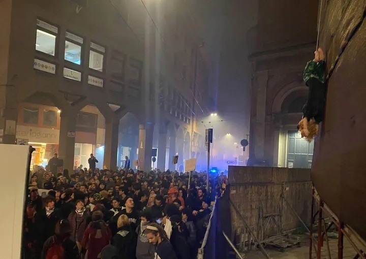 Criminali terroristi facinorosi fantoccio Meloni a testa in giù Bologna