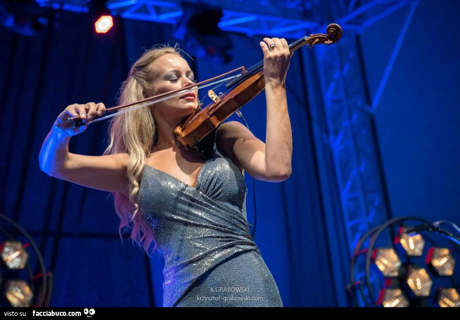 Caroline Campbell suona il violino