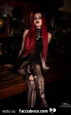 Goth girl dai capelli rossi