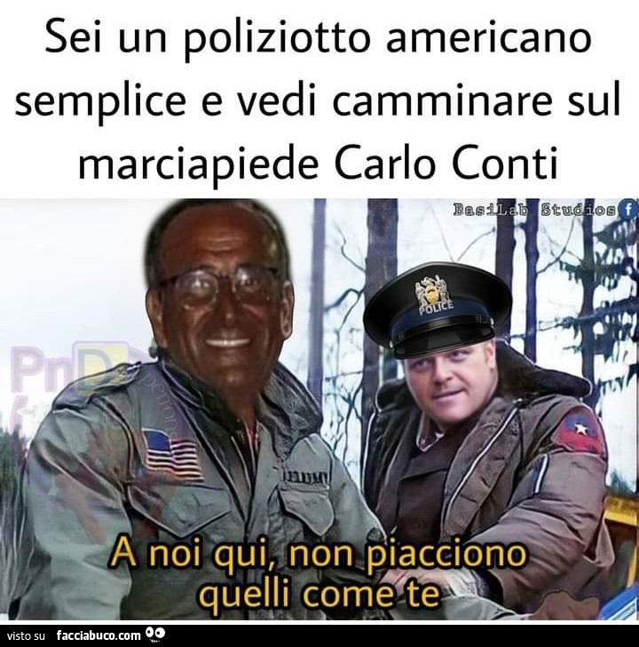 Sei un poliziotto americano semplice e vedi camminare sul marciapiede