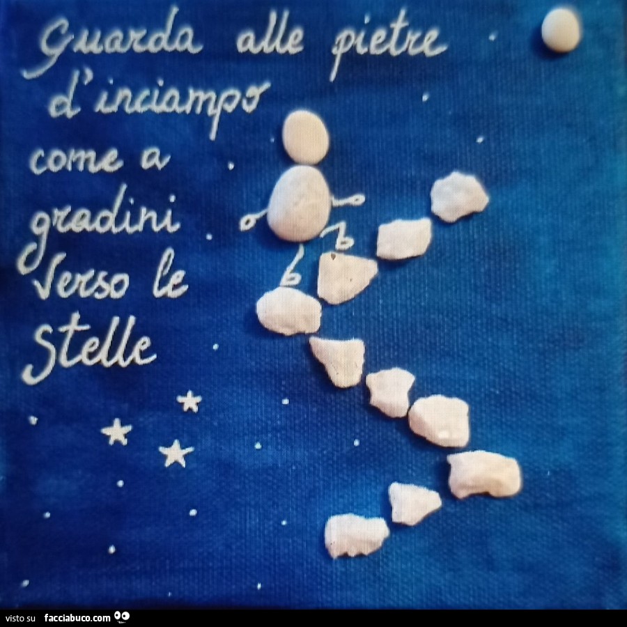 Guarda alle pietre d'inciampo come a gradini verso le stelle